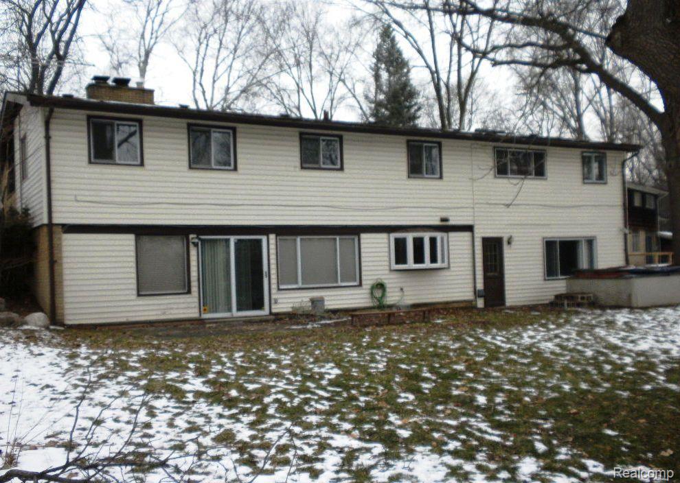 429 Rochdale Drive South Rochester, MI 48309 - Photo 2 of 17 Rear