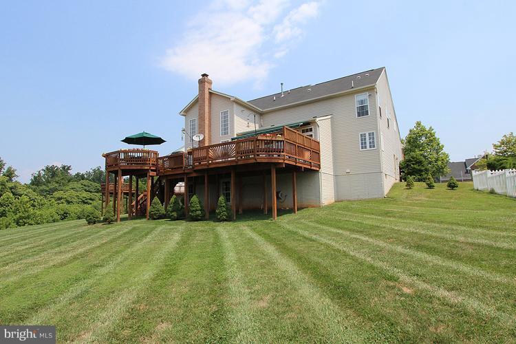 14422 Autumn Crest Road Boyds, MD 20841 - Photo 4 of 24 a view of a house with backyard and garden