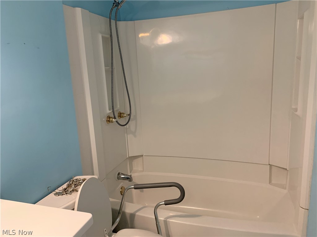 1571 Sunnyacres Road Akron, OH 44321 - Photo 21 of 35 Full hall bath upper level - 1571 Sunnyacres Rd, Copley, OH 44321