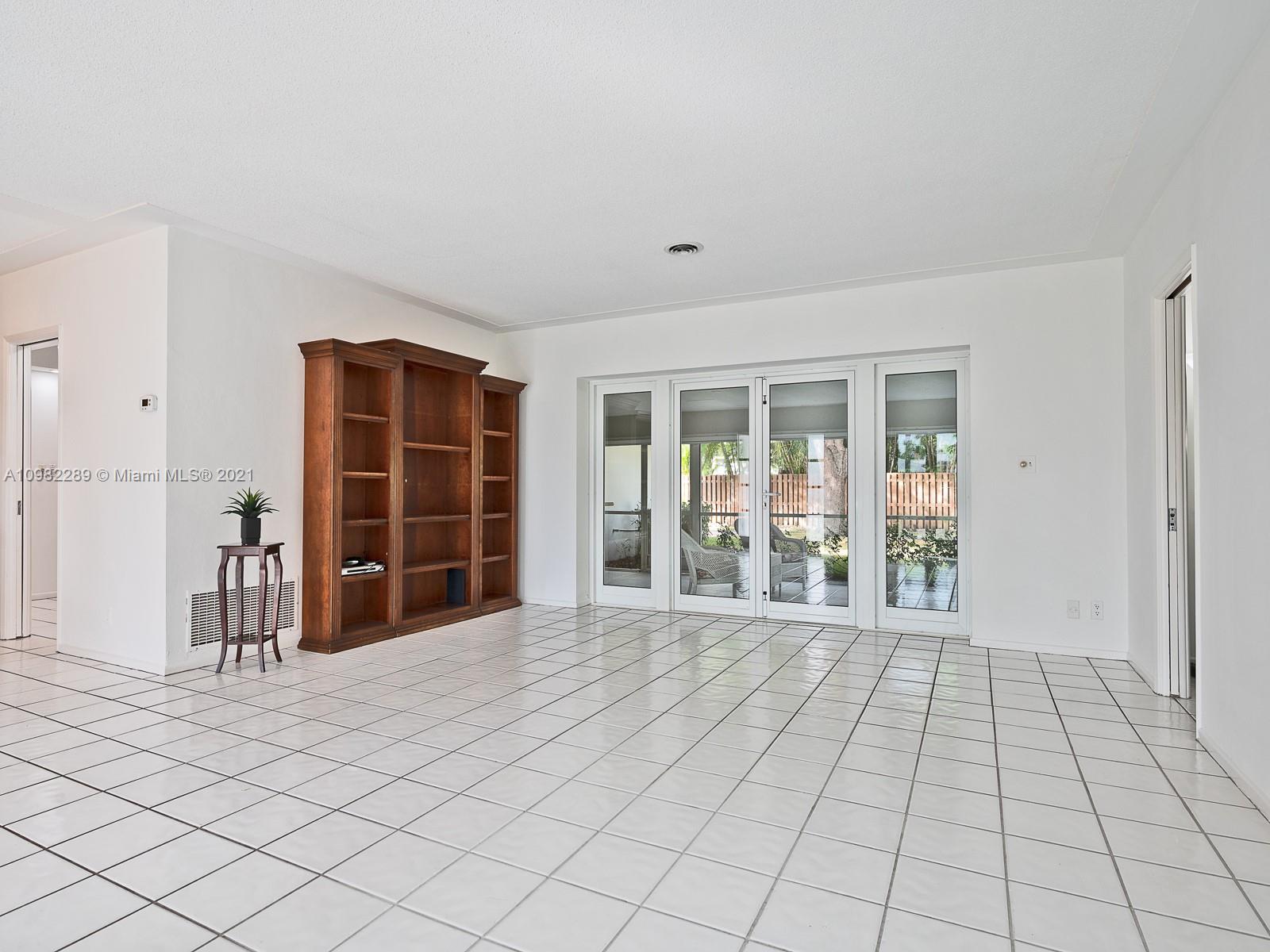 17 Minnetonka Road Sea Ranch Lakes, FL 33308 - Photo 10 of 39 Living Room.