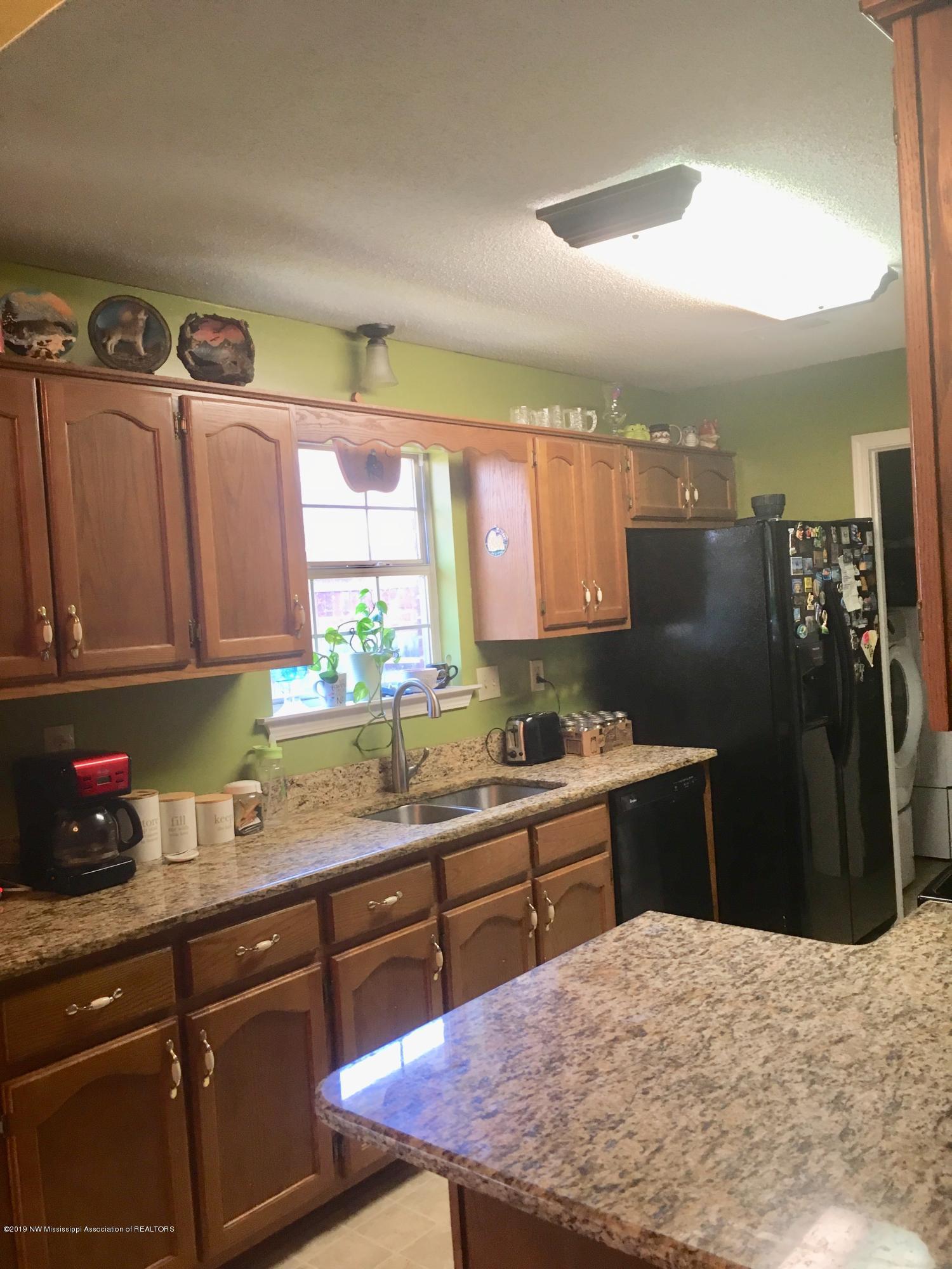 1058 Wilson Ridge Lake Cormorant, MS 38641 - Photo 14 of 17 Kitchen