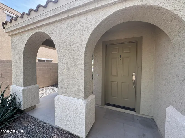 a view of livingroom with furniture