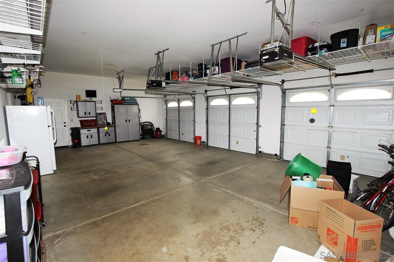 1239 Firecrest Fallbrook Ca Fallbrook, CA 92028 - Photo 22 of 25 3 Car Garage