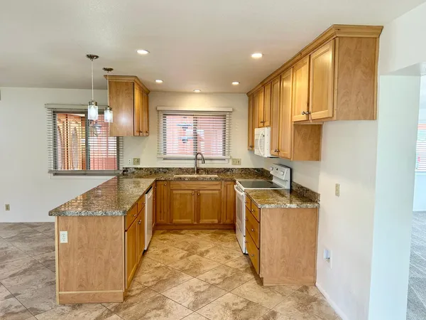 $2,900 | 2601 East Cinnabar Avenue, Phoenix, AZ 85028