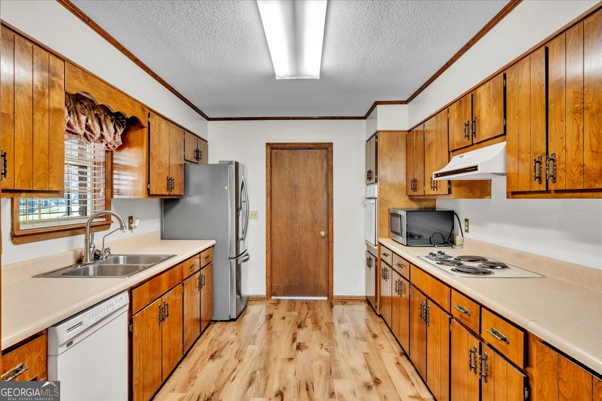 6501 Harley Trail Blackshear, GA 31516 - Photo 16 of 69 a kitchen with stainless steel appliances a sink stove refrigerator and a window
