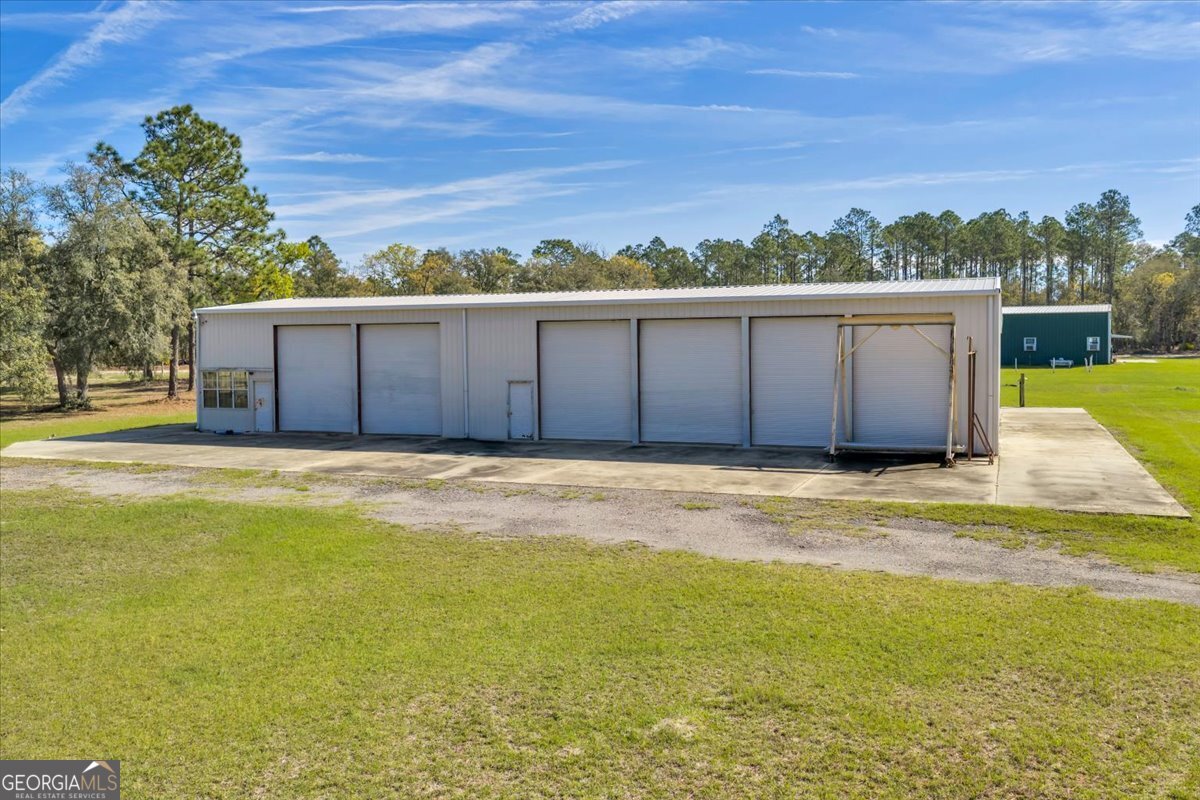 6501 Harley Trail Blackshear, GA 31516 - Photo 32 of 69 a house that has a big yard