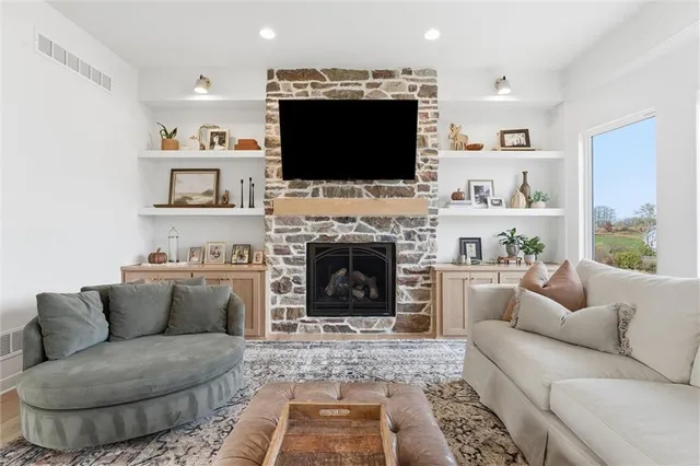 $799,900 | 7604 Northeast 103rd Terrace, Kansas City, MO 64157