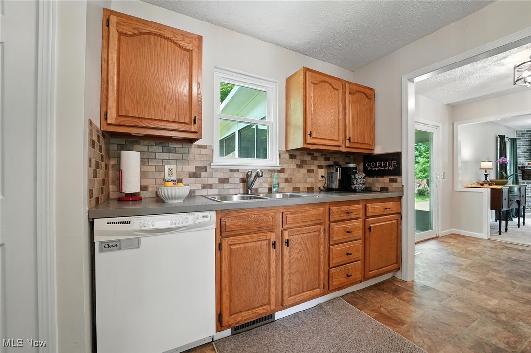 492 Ruth Street Geneva, OH 44041 - Photo 9 of 49 Gallery Image 9