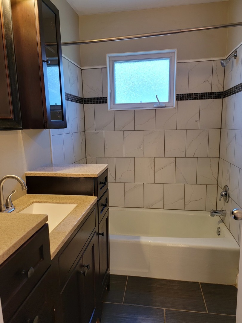 508 Skyline Drive Fox River Grove, IL 60021 - Photo 12 of 24 a bathroom with a sink and a bathtub