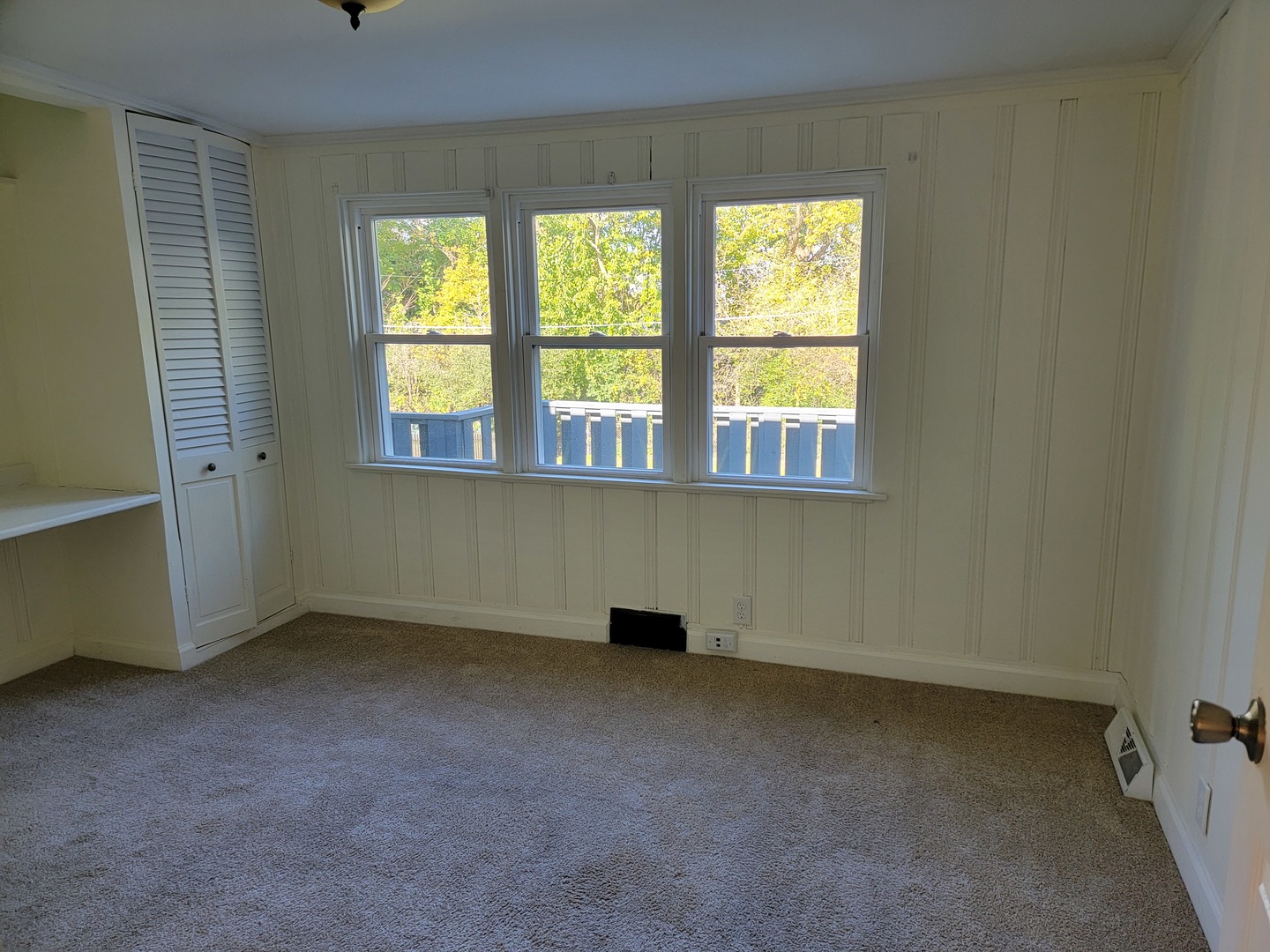 508 Skyline Drive Fox River Grove, IL 60021 - Photo 9 of 24 an empty room with a window