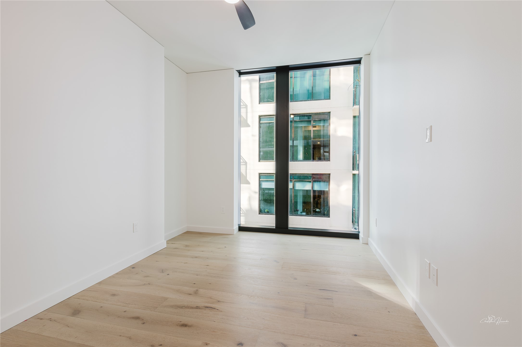 610 Davis Street, Unit 2608 Austin, TX 78701 - Photo 13 of 39 Second Unfurnished room with floor to ceiling windows, light wood-style flooring, and a ceiling fan