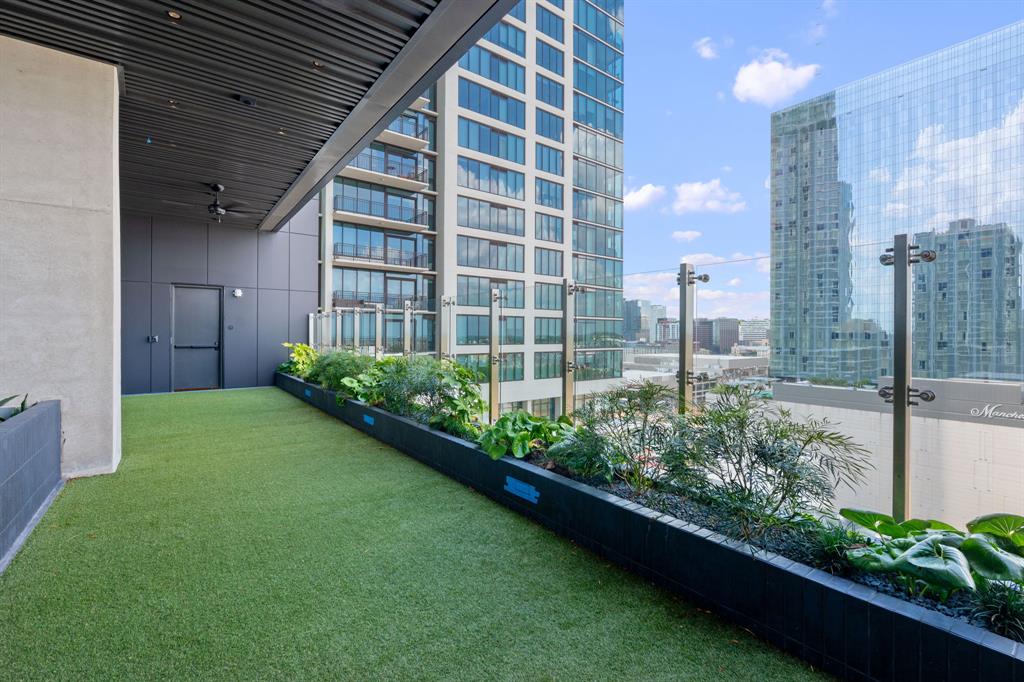 610 Davis Street, Unit 2608 Austin, TX 78701 - Photo 29 of 39 a view of a garden from a balcony
