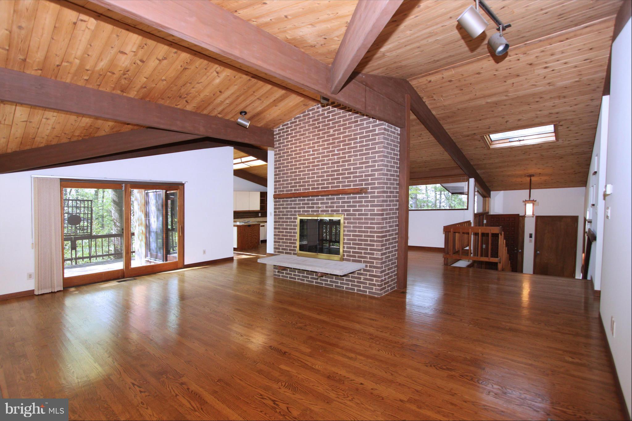 1577 North Village Road Reston, VA 20194 - Photo 5 of 29 Living Room