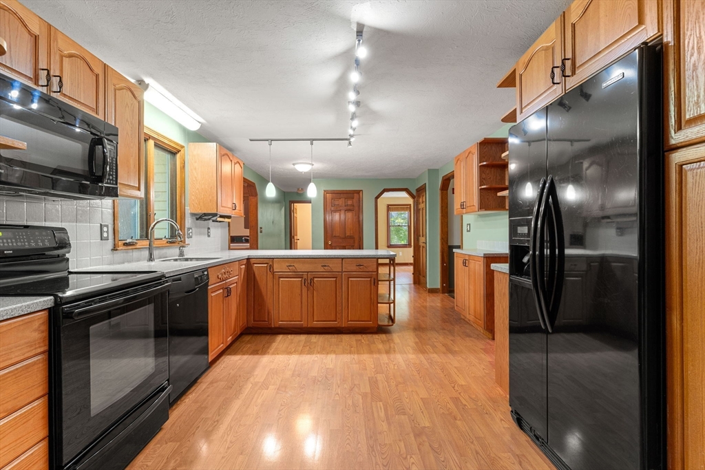 21 Throne Hill Road Groton, MA 01450 - Photo 3 of 33 Gallery Image 3
