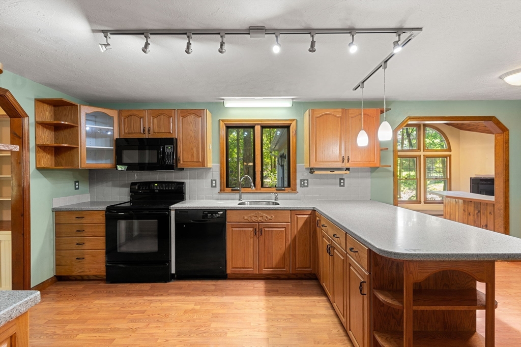 21 Throne Hill Road Groton, MA 01450 - Photo 4 of 33 Gallery Image 4