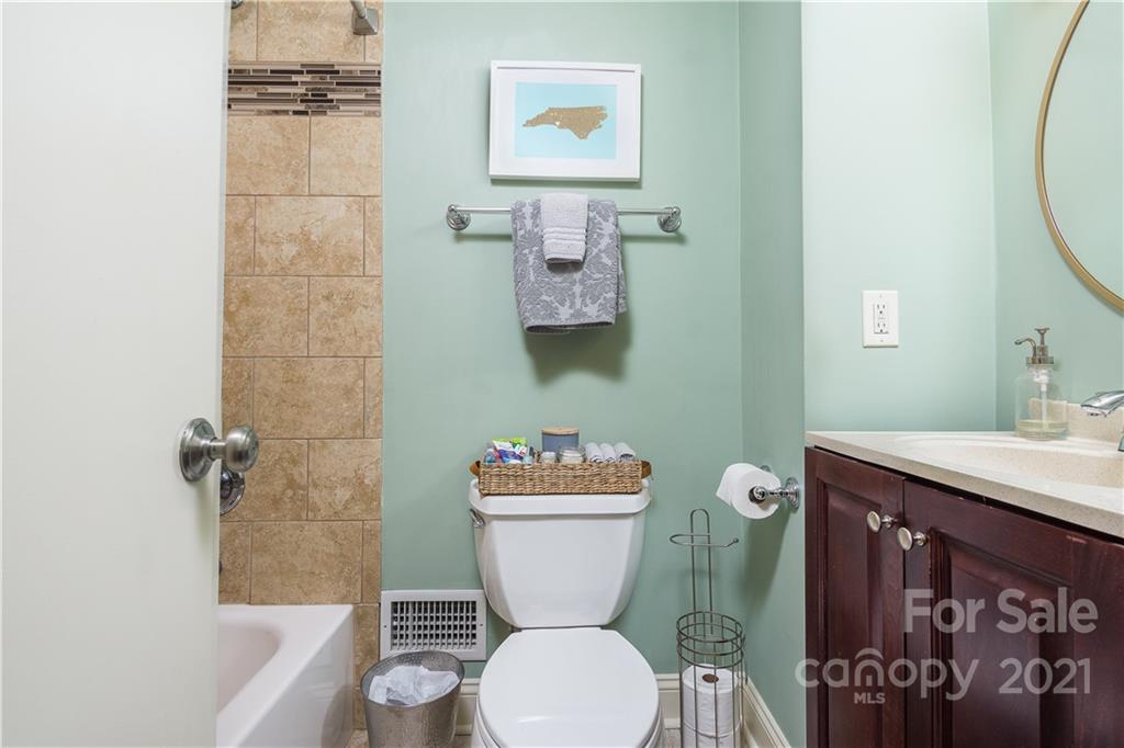 5201 Londonderry Road Charlotte, NC 28210 - Photo 25 of 42 a bathroom with a toilet a sink and bathtub