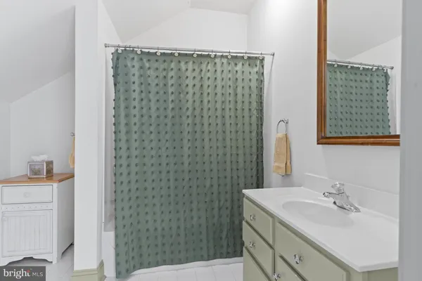 a room with lots of tables and chairs