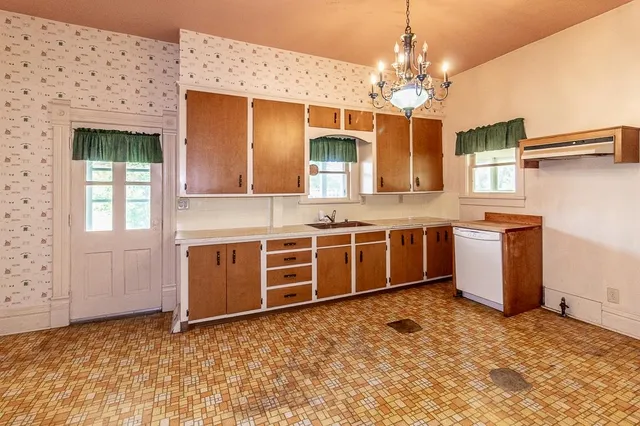 $229,900 | 211 East Wolf River Avenue, New London, WI 54961