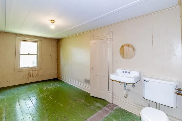 $229,900 | 211 East Wolf River Avenue, New London, WI 54961