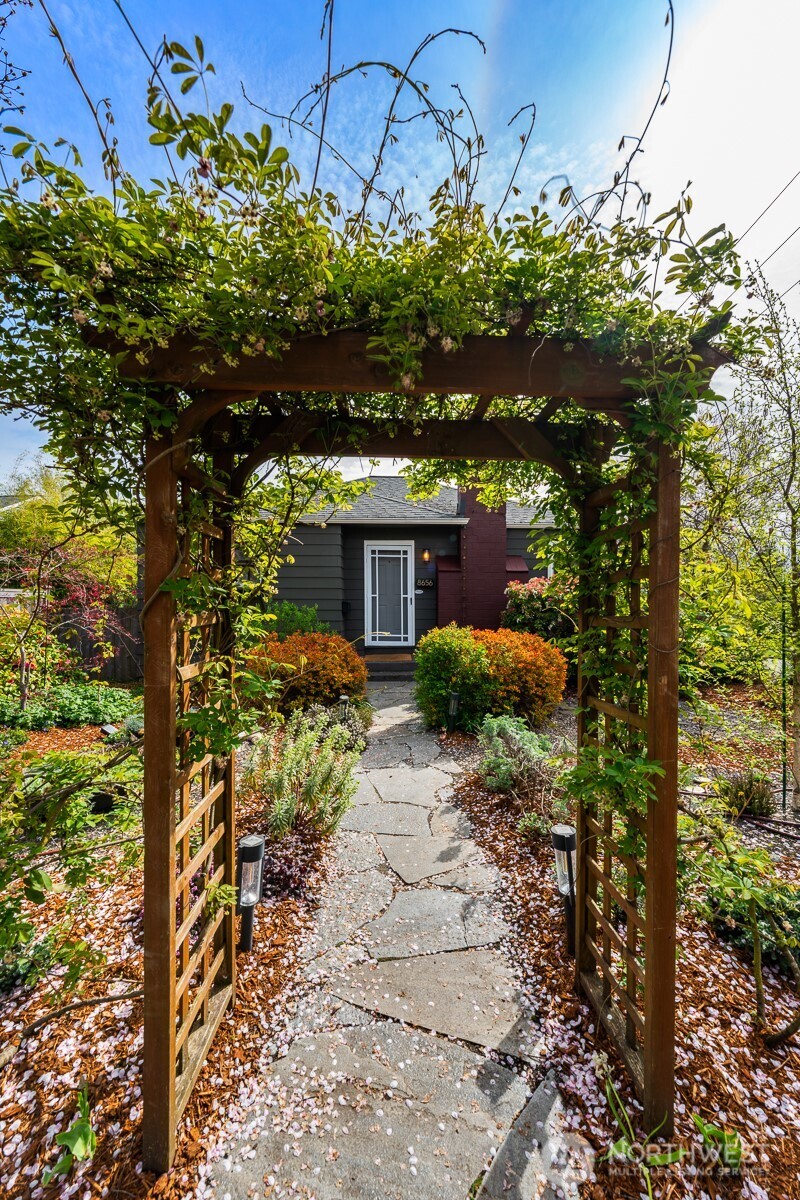 8656 13th Avenue Southwest Seattle, WA 98106 - Photo 2 of 20