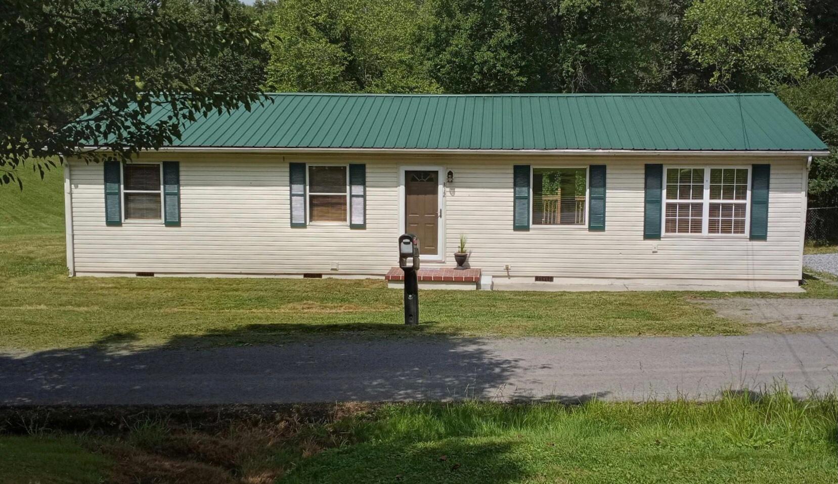 312 Fairview Road Middlesboro, KY 40965 - Photo 1 of 14 IMG_8322