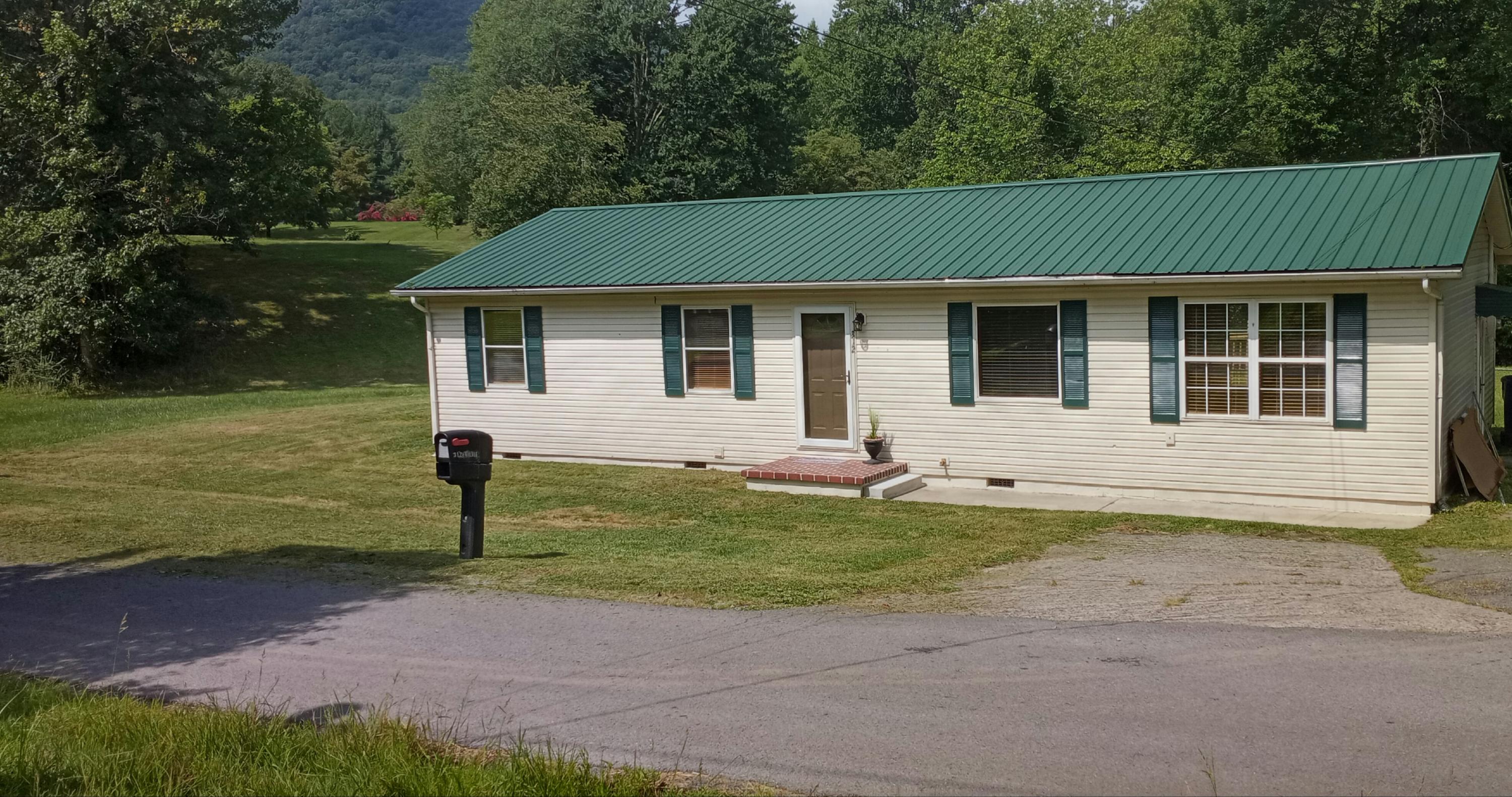 312 Fairview Road Middlesboro, KY 40965 - Photo 2 of 14 20210815_125148