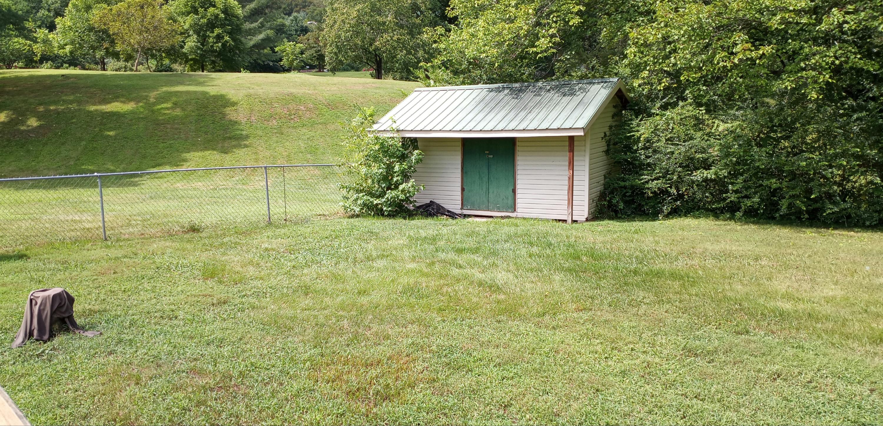 312 Fairview Road Middlesboro, KY 40965 - Photo 4 of 14 20210815_124939