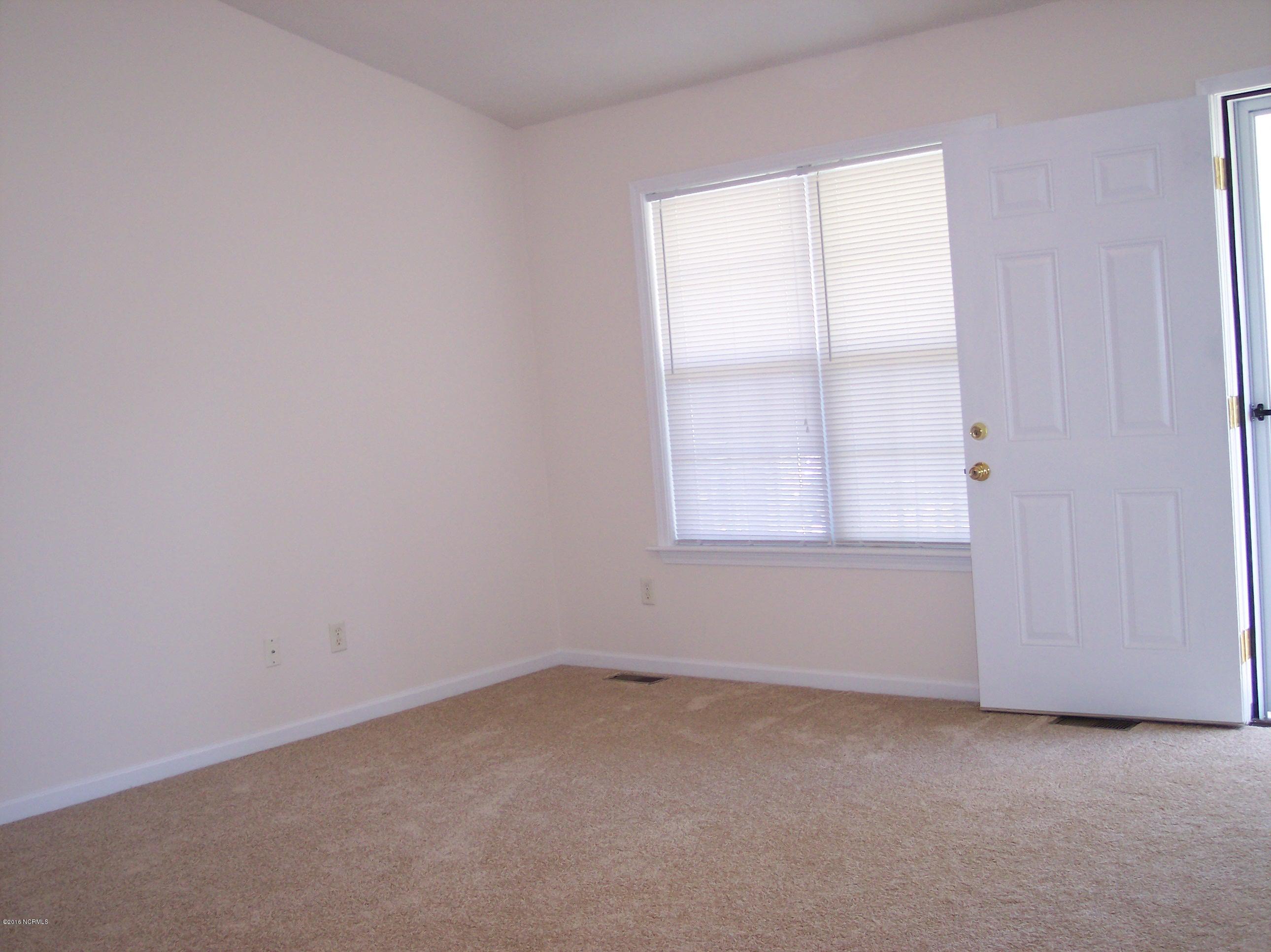695 Pepperhill Road, Unit BSL Southport, NC 28461 - Photo 7 of 33 Large living room