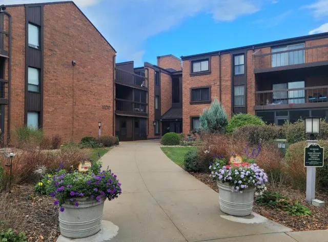 $209,800 | 6100 Stonehedge Drive, Unit 320, Greenfield, WI 53220