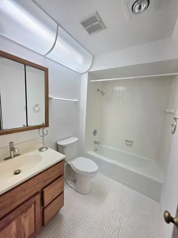 $209,800 | 6100 Stonehedge Drive, Unit 320, Greenfield, WI 53220