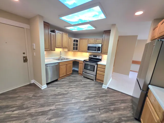 $209,800 | 6100 Stonehedge Drive, Unit 320, Greenfield, WI 53220