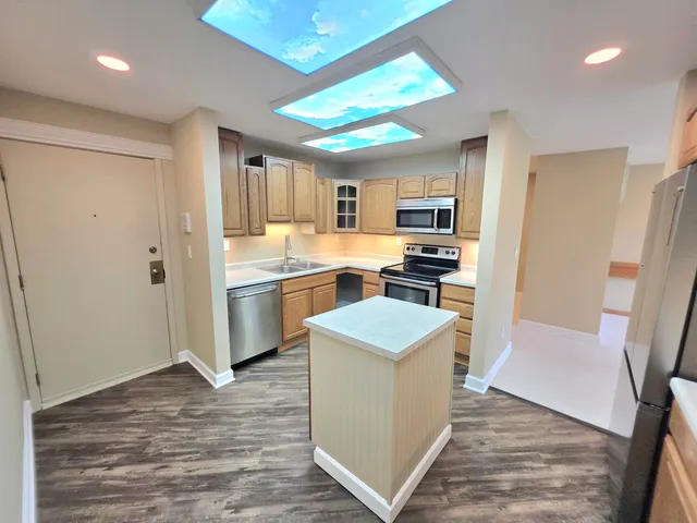 $209,800 | 6100 Stonehedge Drive, Unit 320, Greenfield, WI 53220