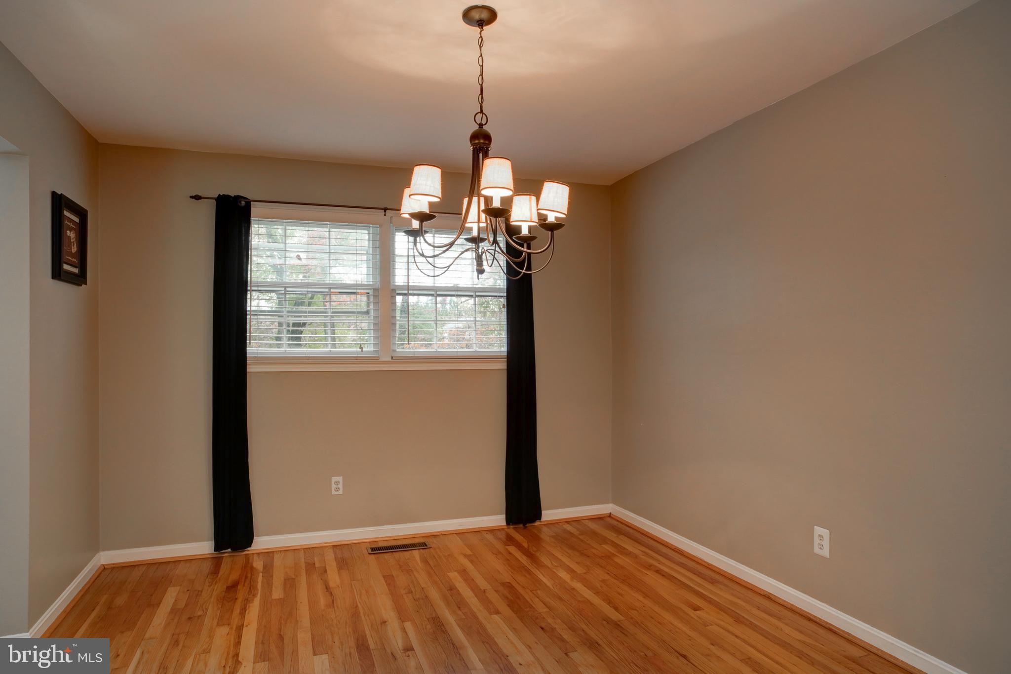 422 Old Courthouse Road Northeast Vienna, VA 22180 - Photo 11 of 34