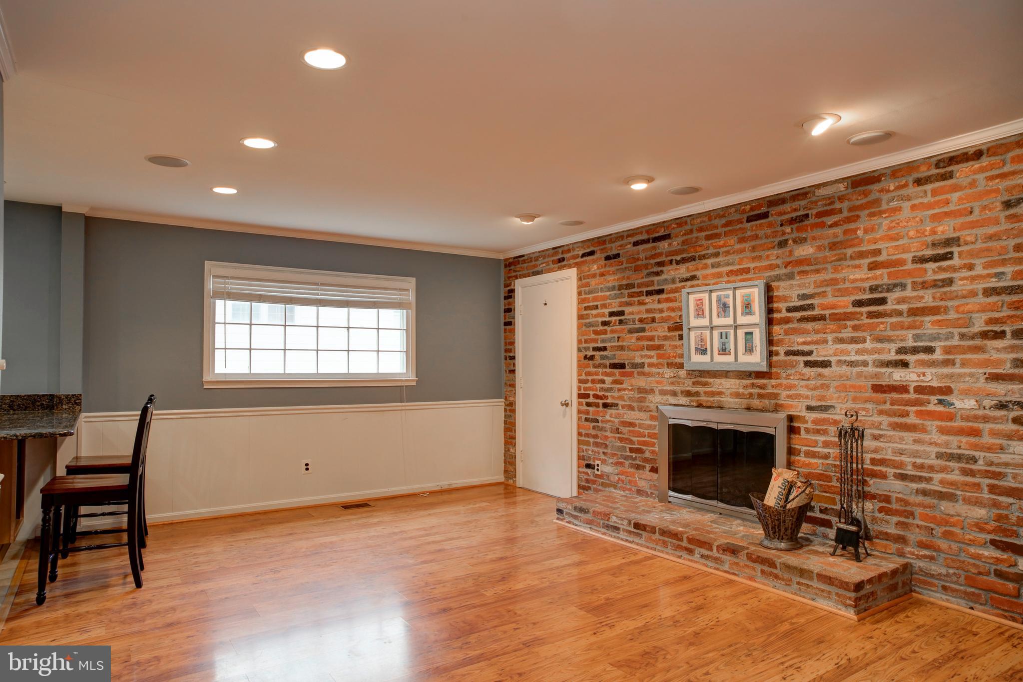 422 Old Courthouse Road Northeast Vienna, VA 22180 - Photo 4 of 34