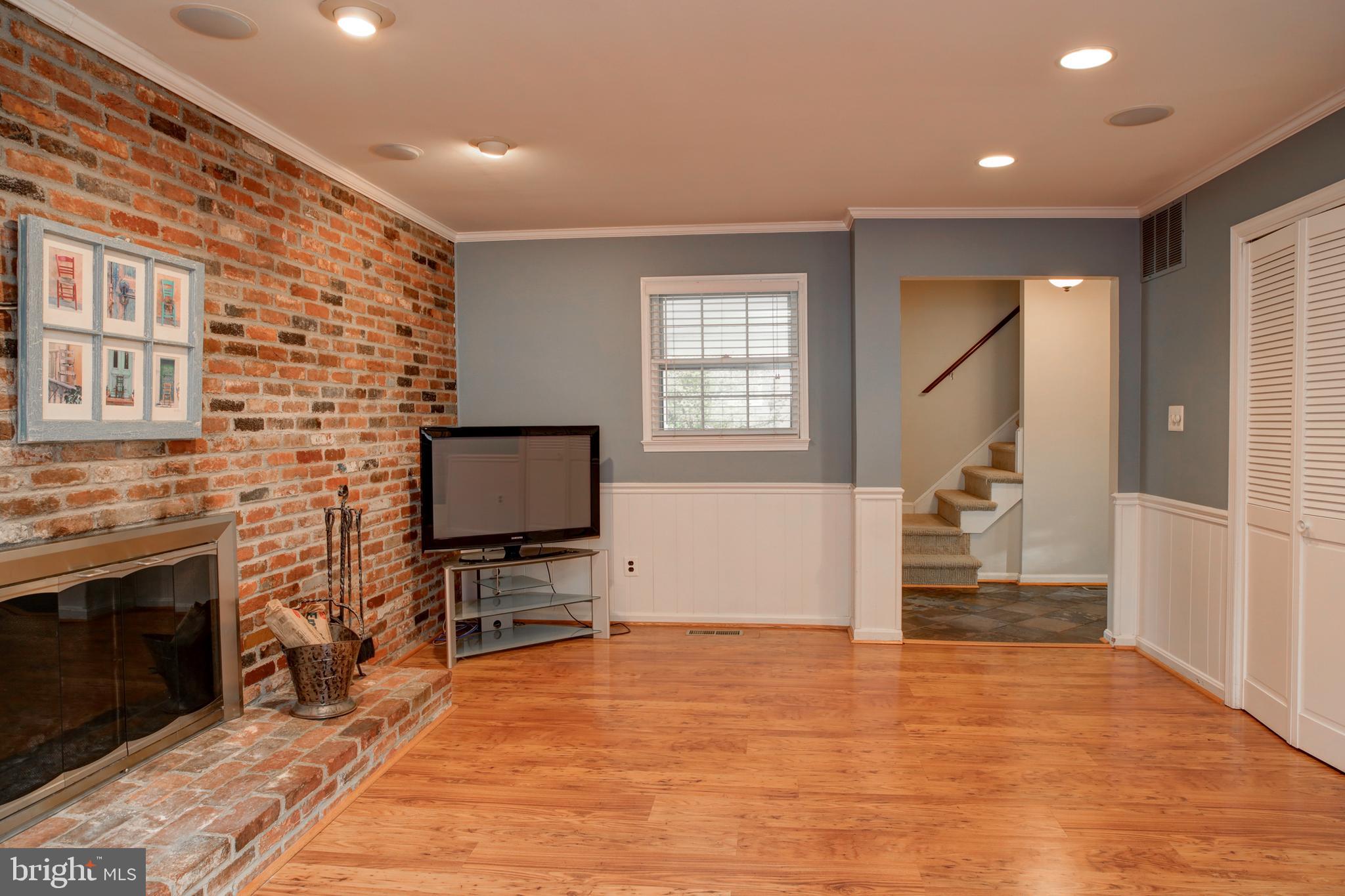 422 Old Courthouse Road Northeast Vienna, VA 22180 - Photo 5 of 34