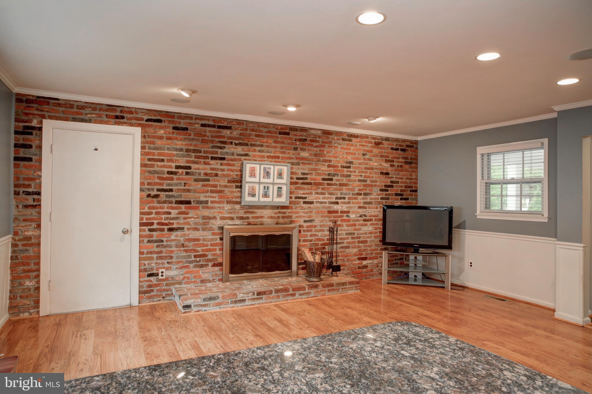 422 Old Courthouse Road Northeast Vienna, VA 22180 - Photo 6 of 34