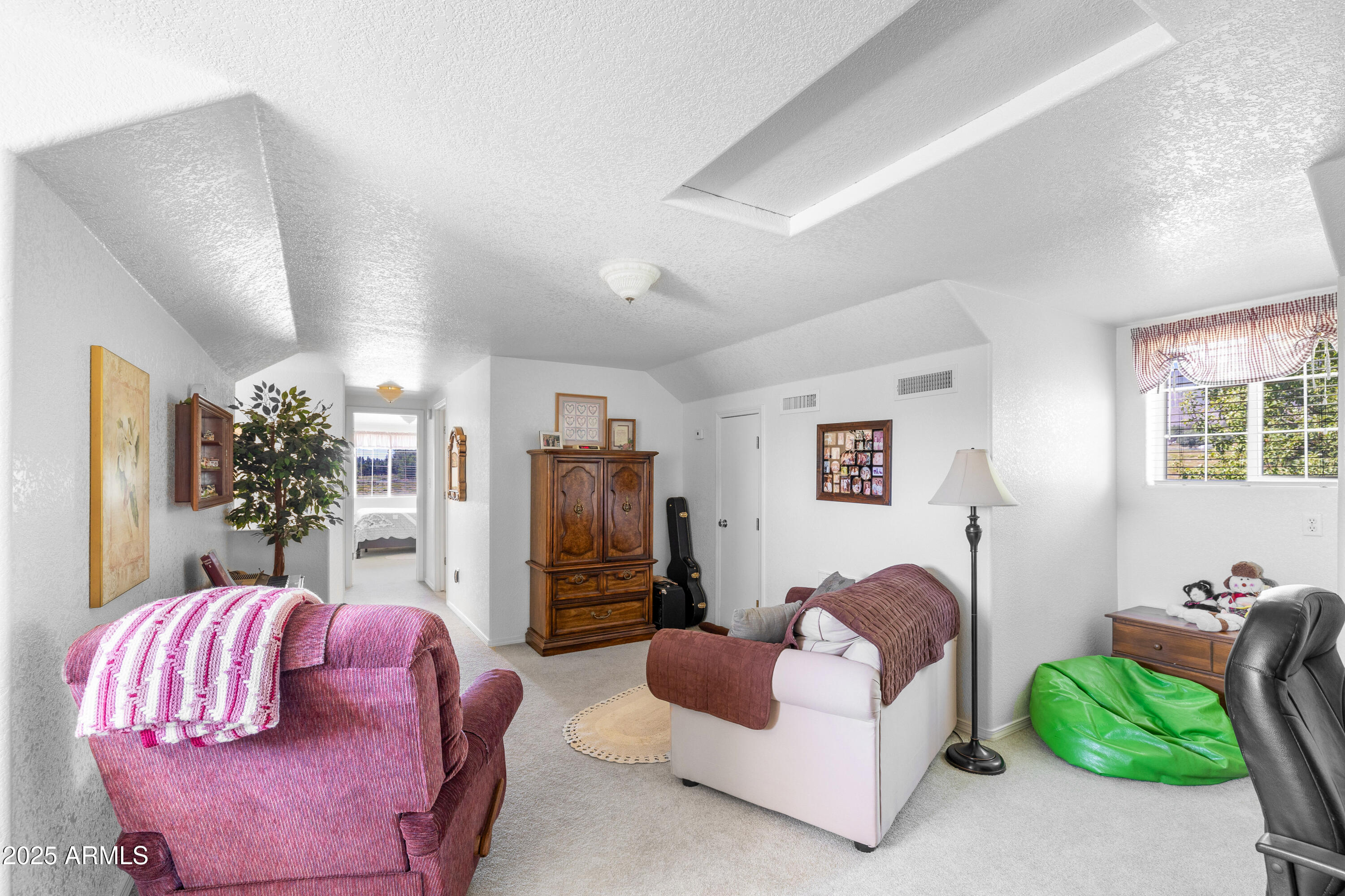 12870 Doyle Road Flagstaff, AZ 86004 - Photo 23 of 49 a living room with furniture