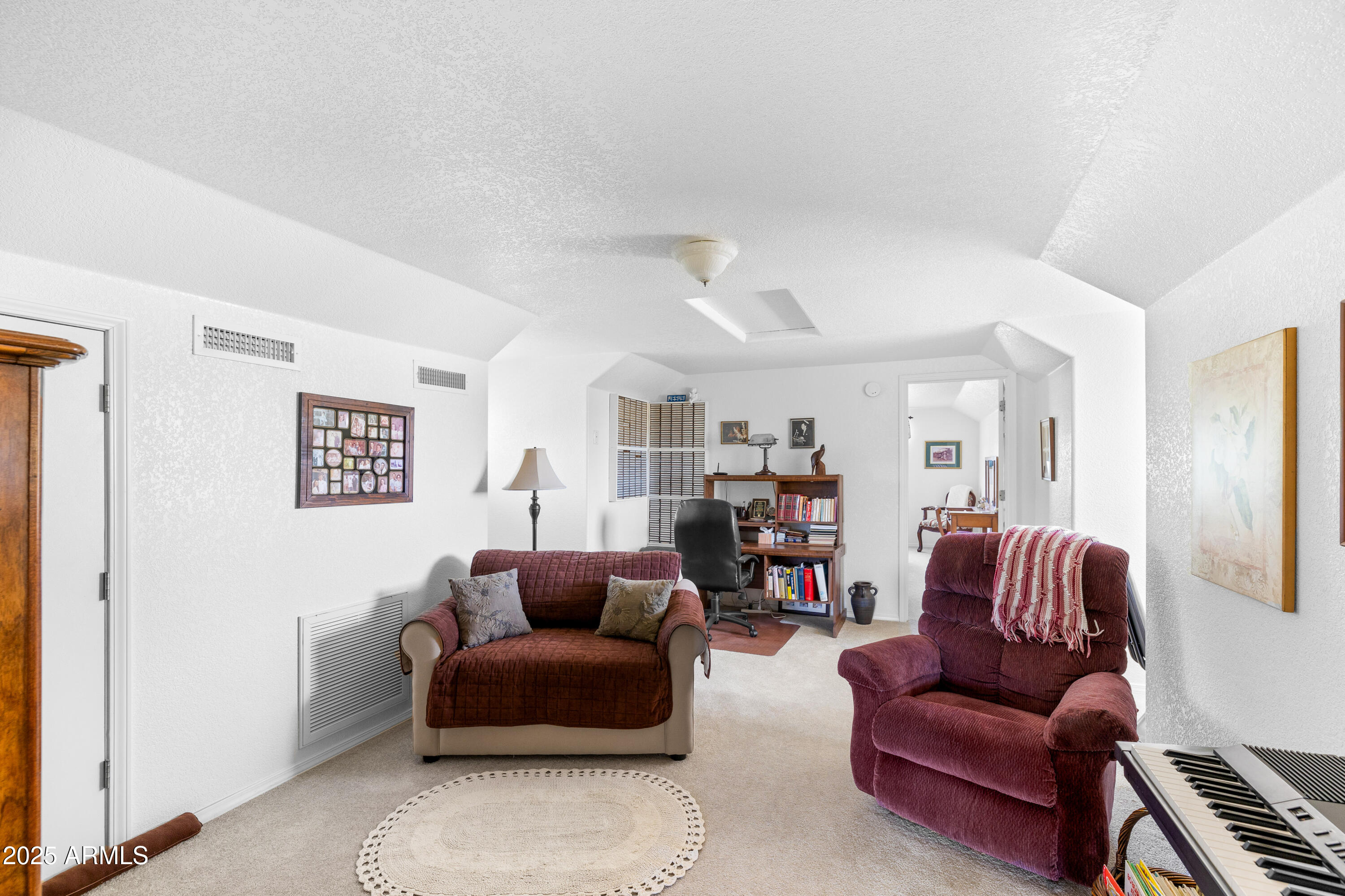 12870 Doyle Road Flagstaff, AZ 86004 - Photo 25 of 49 a living room with furniture