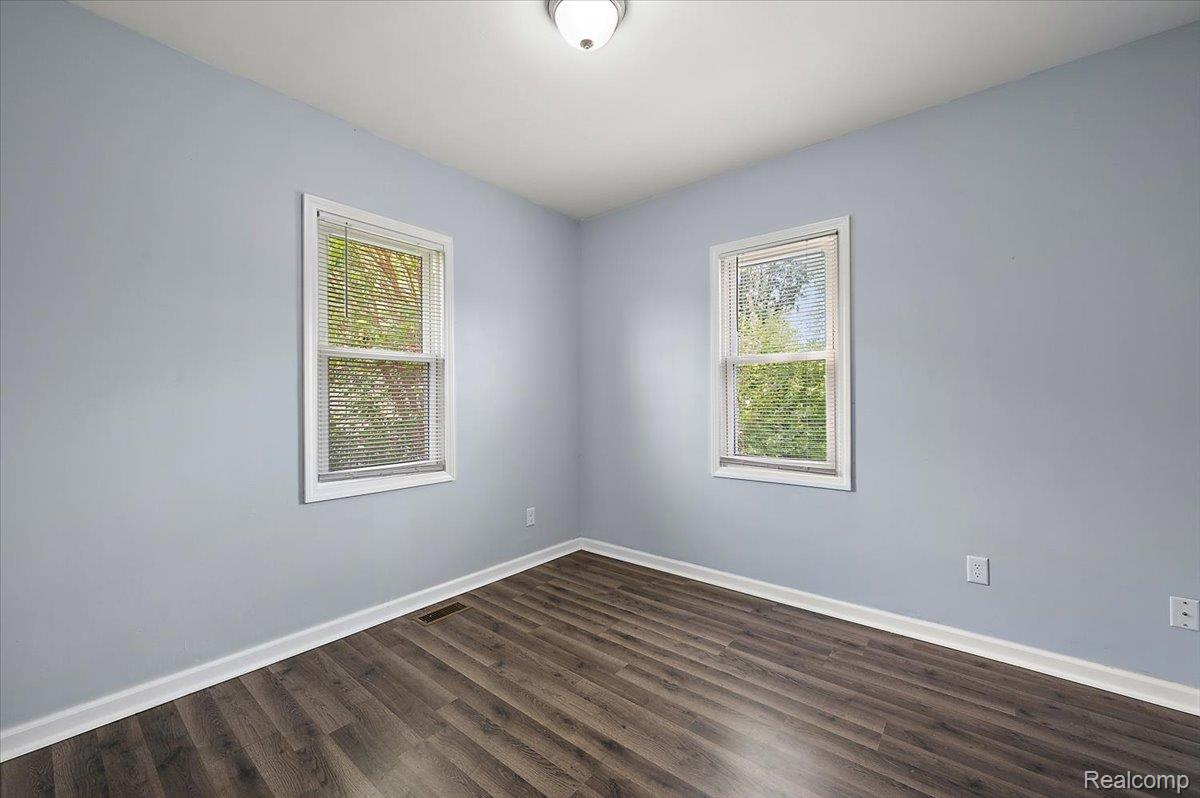 233 West 11 Mile Road Madison Heights, MI 48071 - Photo 14 of 44 Cozy Bedroom