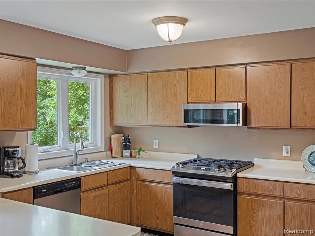 1325 Ruby Avenue Rochester Hills, MI 48309 - Photo 6 of 34