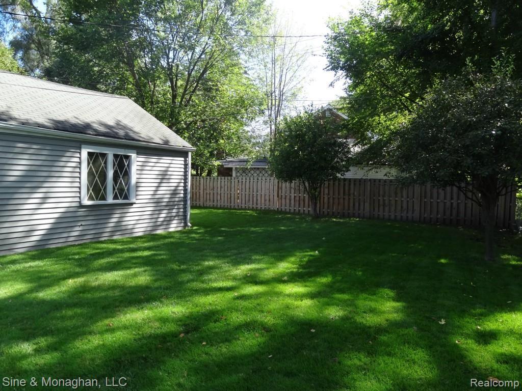 449 Roland Road Grosse Pointe, MI 48236 - Photo 25 of 28 DSC05654.jpg