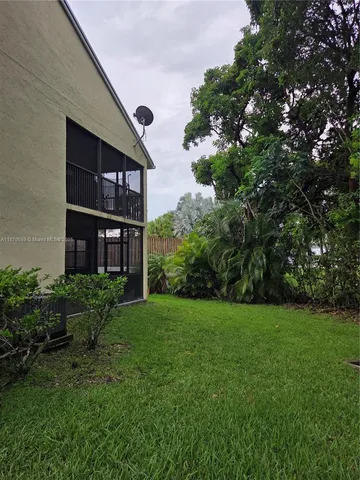 a view of a back yard