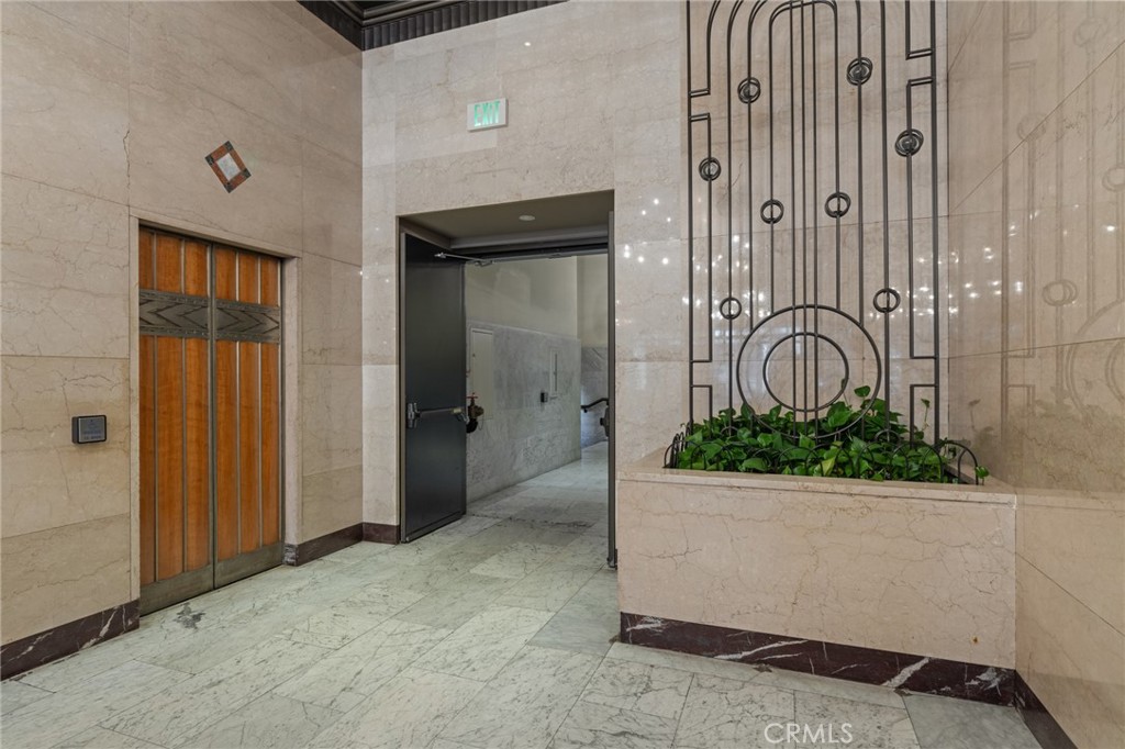 460 South Spring Street, Unit 302 Los Angeles, CA 90013 - Photo 19 of 24 an empty room with potted plants