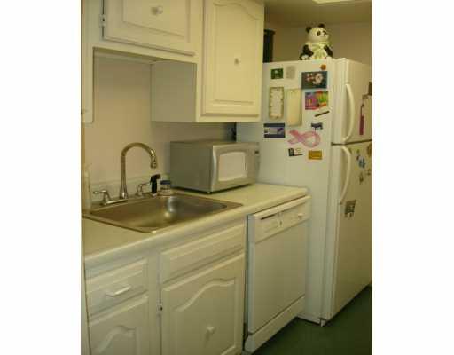 323 Ridge Point Circle, Unit A21 Bridgeville, PA 15017 - Photo 5 of 8 Kitchen.