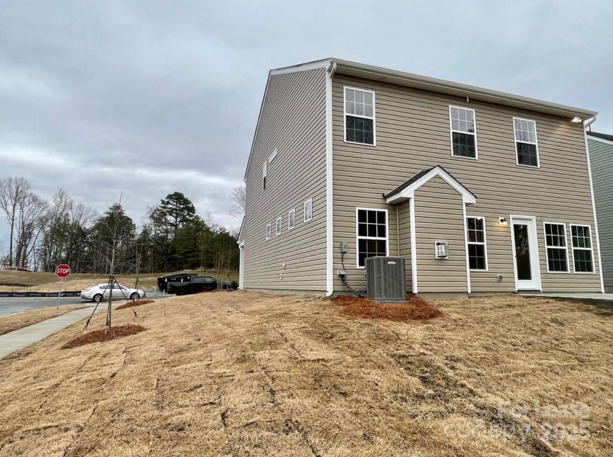 15904 Capps Road Charlotte, NC 28278 - Photo 19 of 21 a backyard of a house