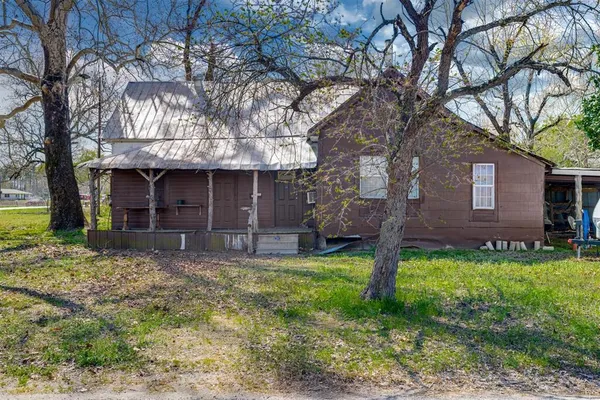 $395,000 | 48 County Road 2360, Bagwell, TX 75412