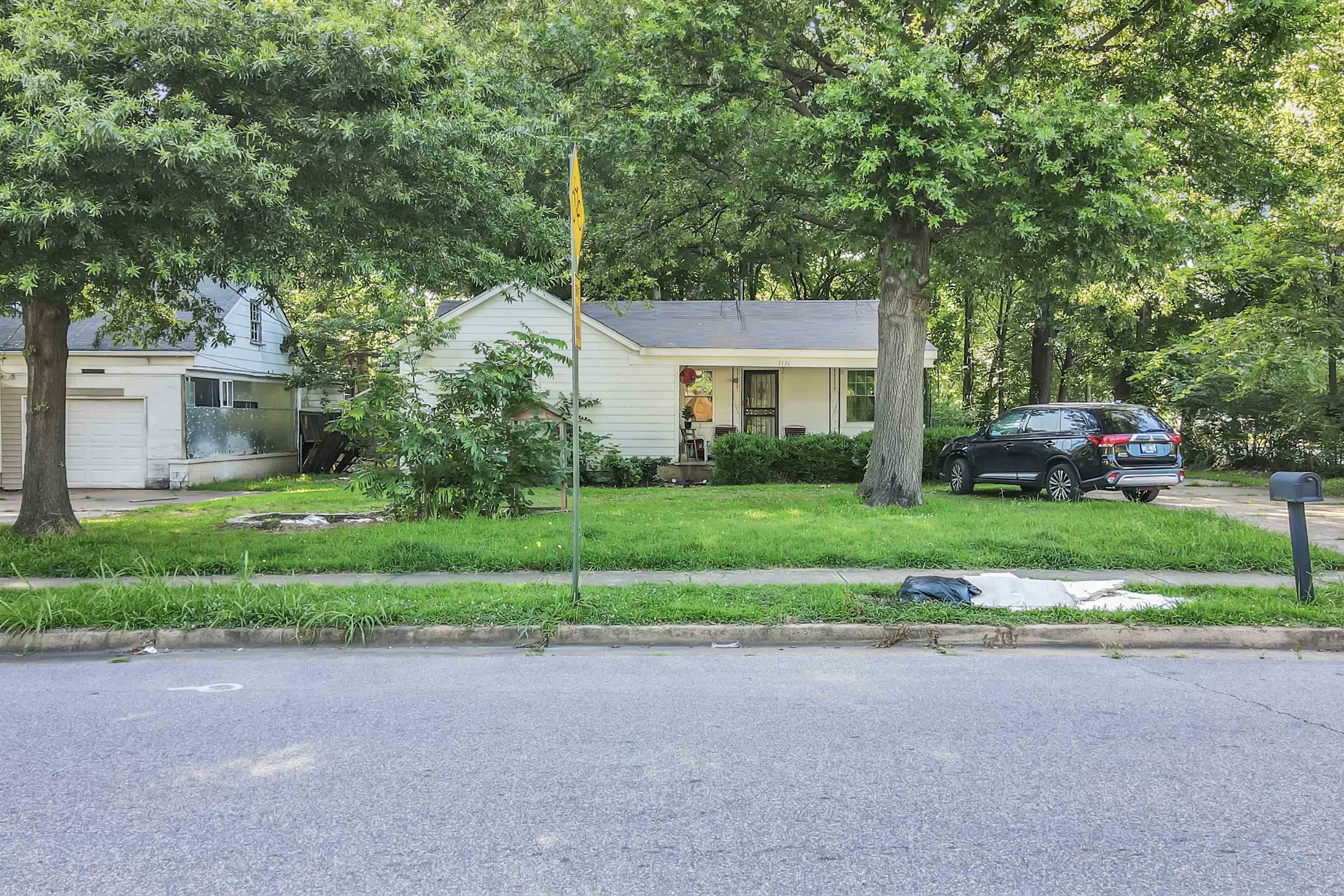 View of front facade with a front lawn