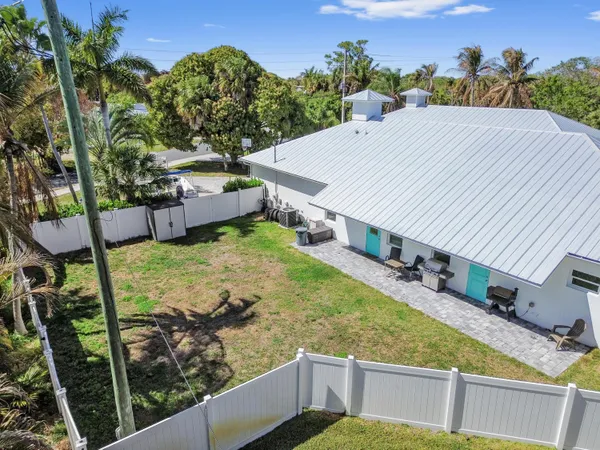 $725,000 | 443 Southeast Dolphin Drive, Stuart, FL 34996