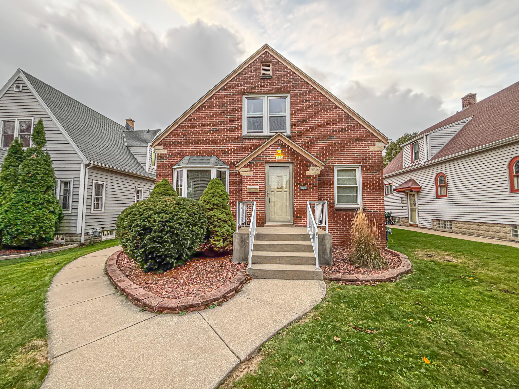3723 South 18th Street, Unit 3725 Milwaukee, WI 53221 - Photo 2 of 28 Exterior