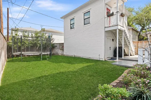 a view of a house with backyard and garden